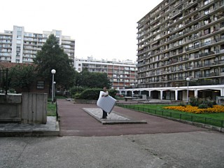 Edouard porte le matelas