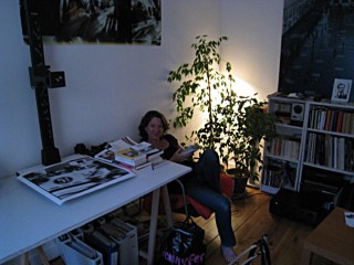 Emmanuelle est là en train de lire