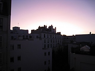 Je regarde par la fenêtre