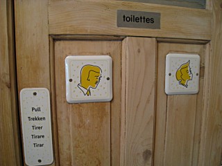 Je vais aux toilettes