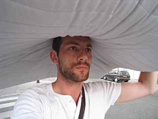 Je porte le matelas sur ma tête