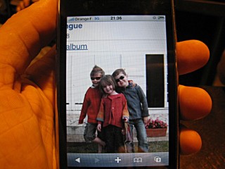 Emmanuelle me montre une photo de ses enfants
