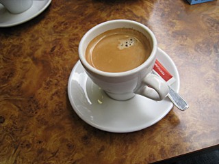 Je bois un café