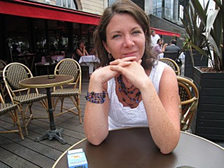 Nous nous installons en terrasse pour boire le café