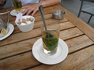 Je bois un thé à la menthe