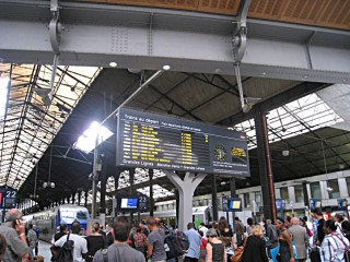 J'attends que la voie de mon train soit affichée