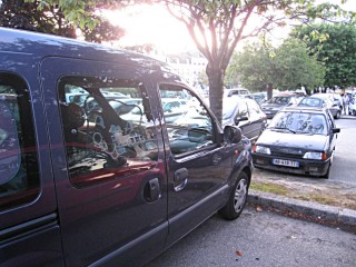 Nous montons dans sa voiture