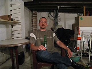 Nous nous installons dans la cave car il est interdit de fumer dans la maison