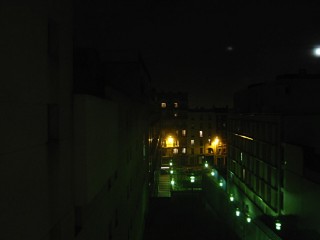 Je regarde à la fenêtre