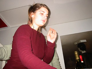 Mélanie, la copine de Christophe. Elle se souvient m'avoir croisé à une soirée chez L.D