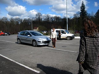 Nous retrouvons Marie-Thérèse, la mère de Marjolaine, sur le parking de la gare