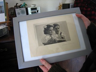 Marjolaine me montre des photos de sa mère enfant