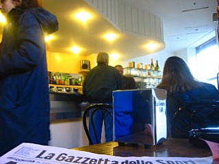 Nous faisons une pause dans un bar