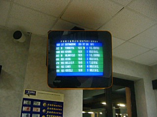 Nous guettons les horaires du prochain train pour Biella