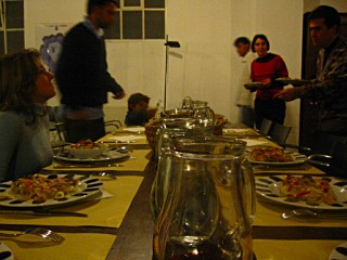Nous nous mettons à table