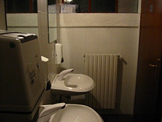 Je vais aux toilettes