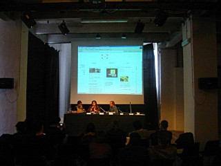 La conférence continue avec d'autres intervenants