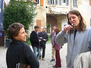 Je fume une cigarette dans la cour