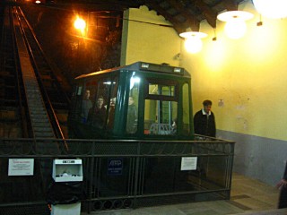 Nous montons dans la cabine