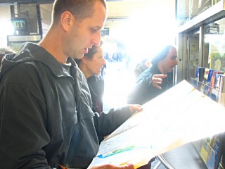Edouard trouve une carte à l'office de tourisme