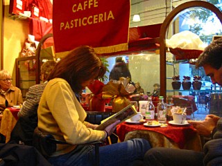Nous nous arrêtons boire un café