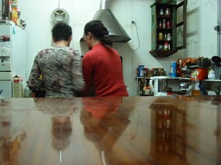 Patricia et sa soeur Ludivine cuisinent