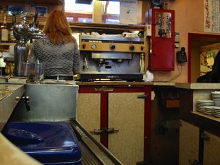 Je vais au bar en bas