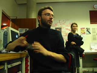 Nous discutons avec un étudiant de 4e année qui semble bien se débrouiller. Nicholas lui donne rendez-vous demain à Spill