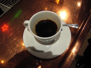 Je bois un café