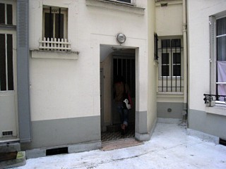 Nous retournons chez E B