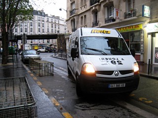 Nous trouvons une place juste en face de l'entrée de l'immeuble