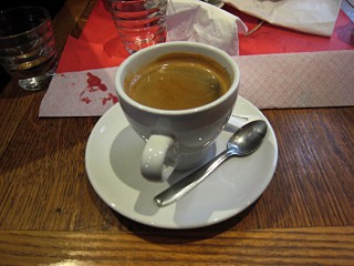 Je bois un café