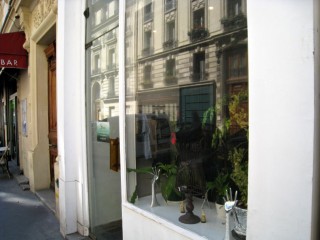 Je vais chez la couturière. Je lui dépose mon pantalon afin qu'elle refasse l'ourlet