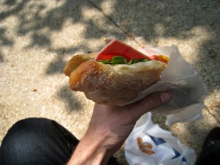Je me pose sur un banc pour manger