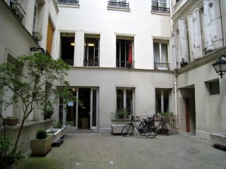 Nous entrons dans la cour