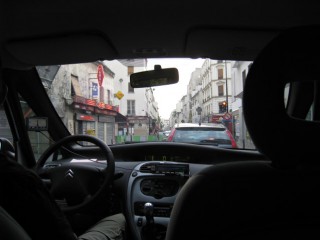 La réunion est terminée. Nous prenons un taxi
