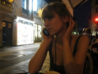 Aude s'apprête à partir rejoindre des amis