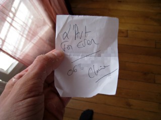 Je réalise que Claire, la jeune femme d'hier soir, avait fait passer son téléphone avec l'addition par le serveur