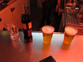 Je commande des boissons au bar