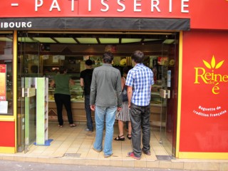 Je fais la queue à la boulangerie