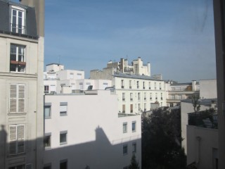 Je regarde à la fenêtre