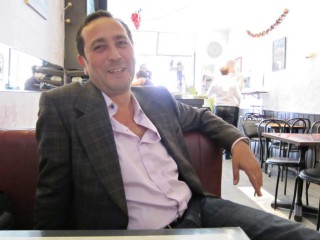 Je retrouve Yossef dans un bar