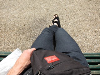Je m'installe sur un banc pour profiter du soleil