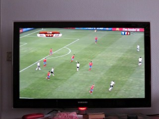 Nous regardons la demi-finale de la coupe du monde de football qui oppose l'Allemagne à l'Espagne
