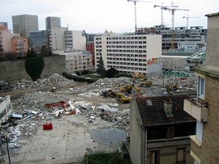 Je regarde à la fenêtre