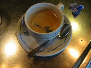 Je bois un café