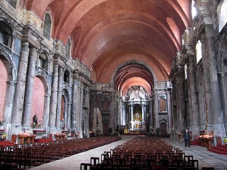 Nous visitons une église