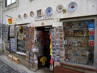 Nous croisons des boutiques de souvenirs