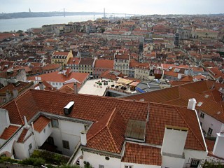 La vue. Je remarque la terrasse où nous étions tout à l'heure