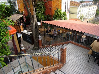 Nous descendons les escaliers